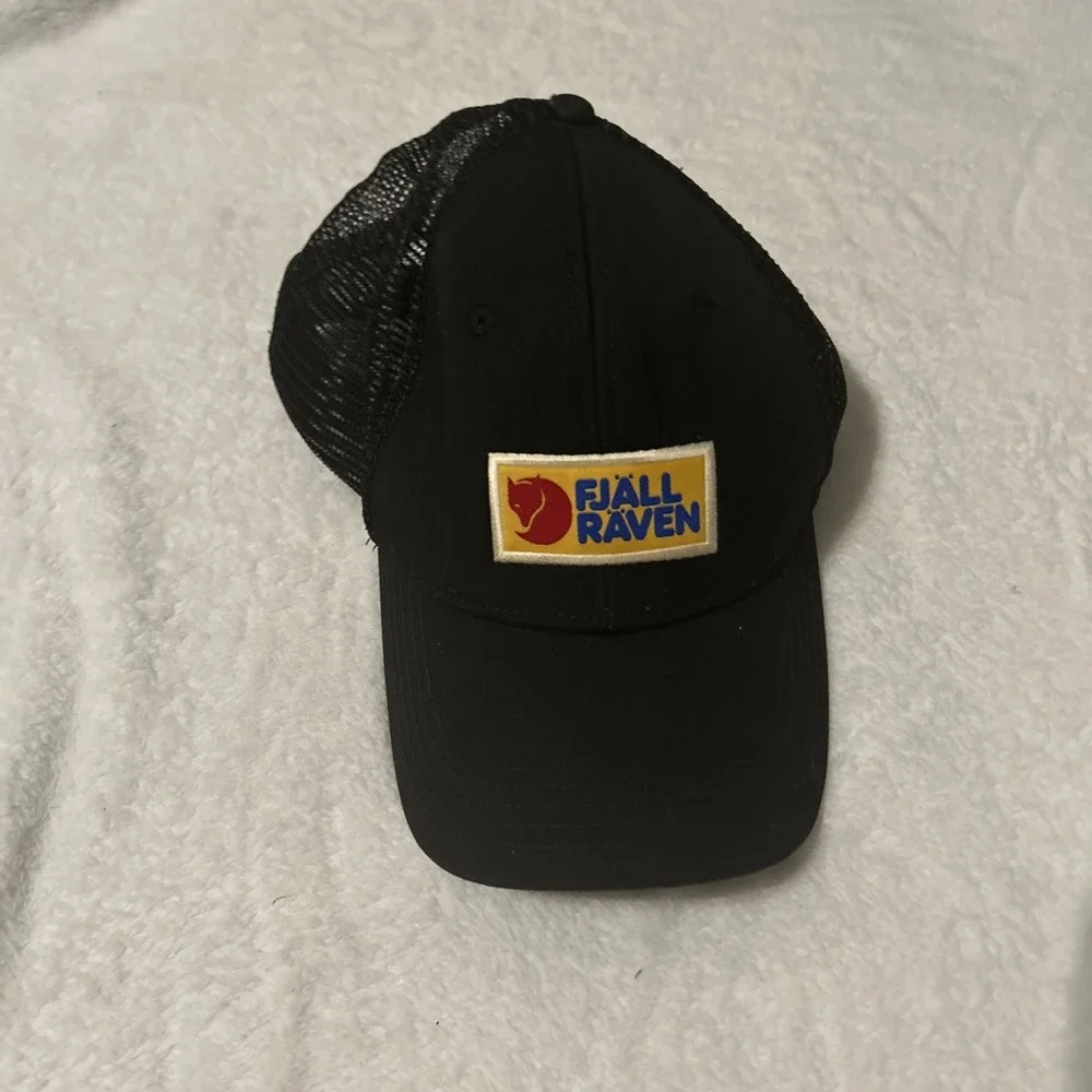 FJALLRAVEN SWEDEN 1960 Logo Black Snapback Trucker Mesh Baseball Hat Size S/M